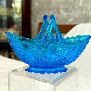 Fenton daisy & button pattern baskets.